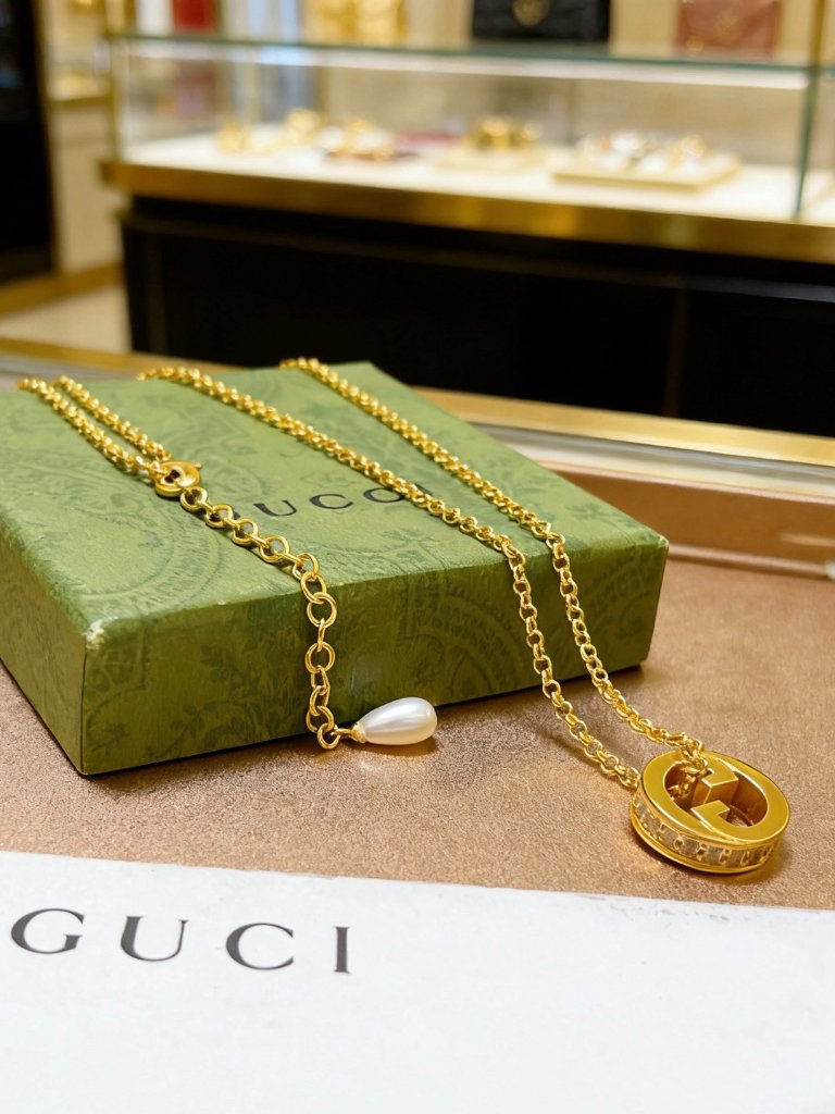 Authentic Gucci Interlocking G Pearl Toggle Necklace